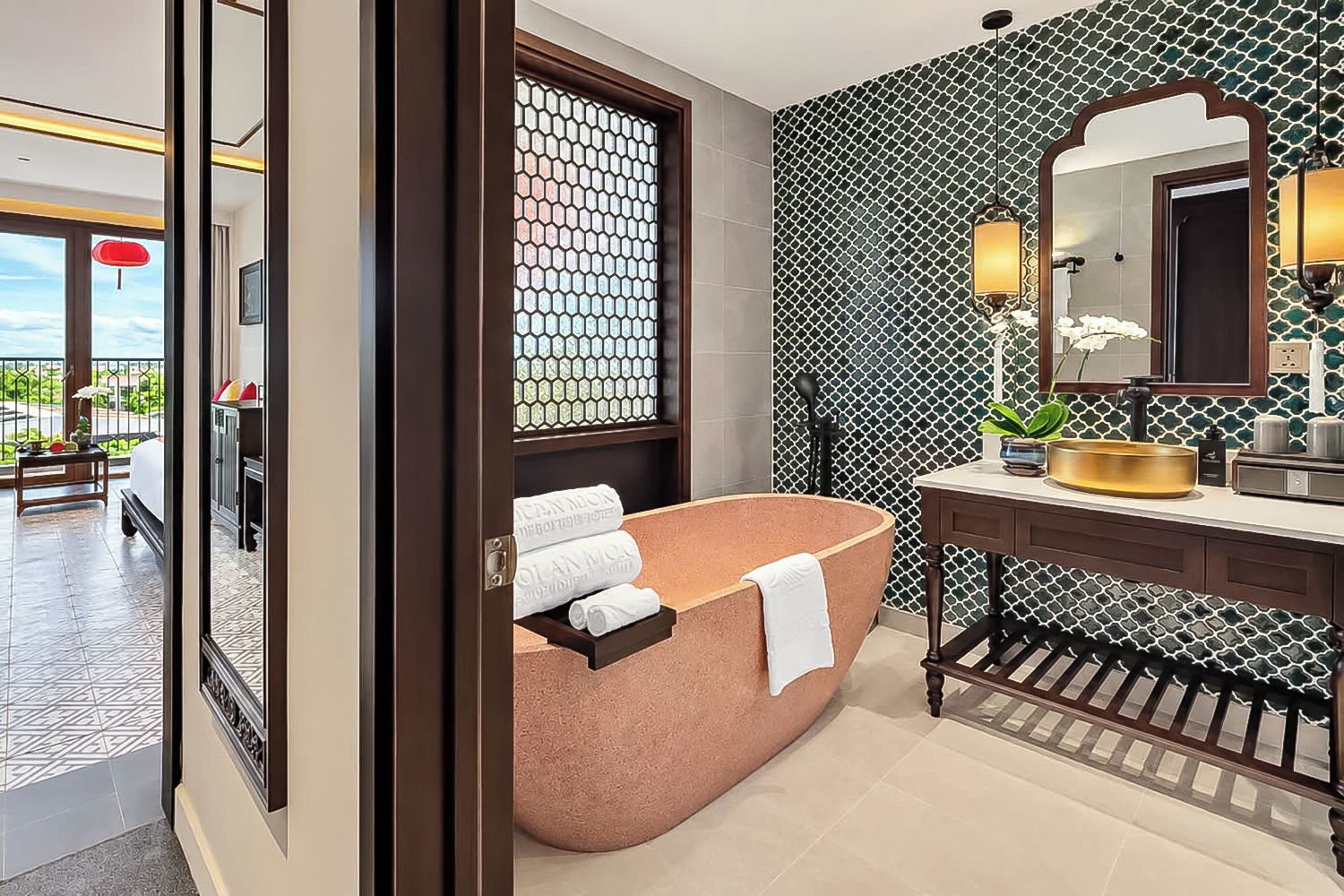 Minibar, in-room safe, desk, free WiFi