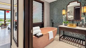 Minibar, in-room safe, desk, free WiFi