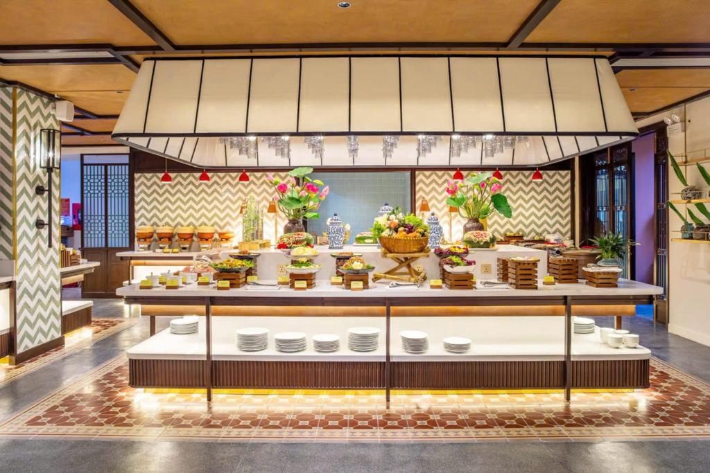 Een buffetopstelling met diverse gerechten en decoratieve elementen.