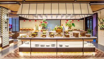 Een buffetopstelling met diverse gerechten en decoratieve elementen.