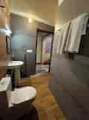 Comfort Double Room, Balcony, Mountain View | Bilik Mandi | Sabun, syampu, tisu tandas 
