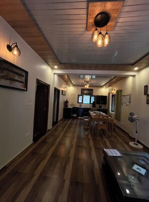 Comfort Double Room, Balcony, Mountain View | Tempat makan