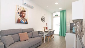 아파트 (Three-Bedroom Apartment)