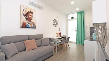 Lejlighed (Three-Bedroom Apartment)
