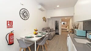 아파트 (Two-Bedroom Apartment)
