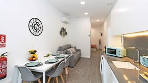 아파트 (One-Bedroom Apartment)