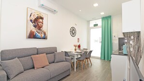 아파트 (Three-Bedroom Apartment)