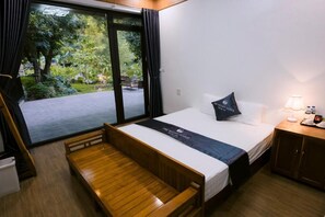 Habitación doble, vista al jardín | Cortinas blackout, insonorización, wifi gratis y ropa de cama