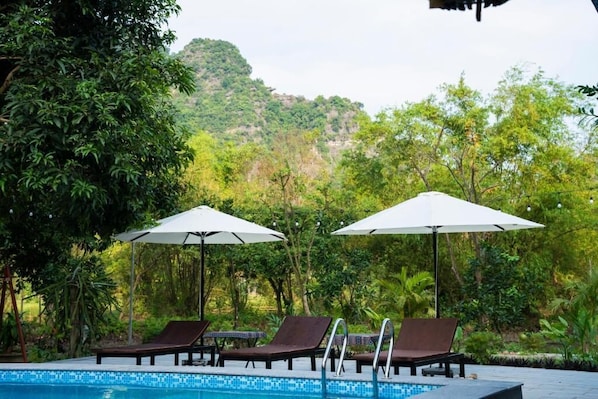 Outdoor pool, pool umbrellas, sun loungers - The Valley Lodge Trang An (Hoa Lu)