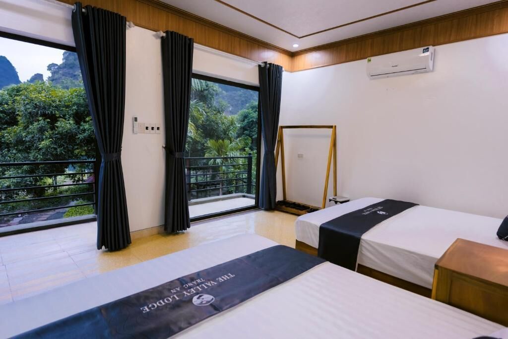 Family Room, Balcony, Mountain View | Blackout drapes, soundproofing, free WiFi, bed sheets
