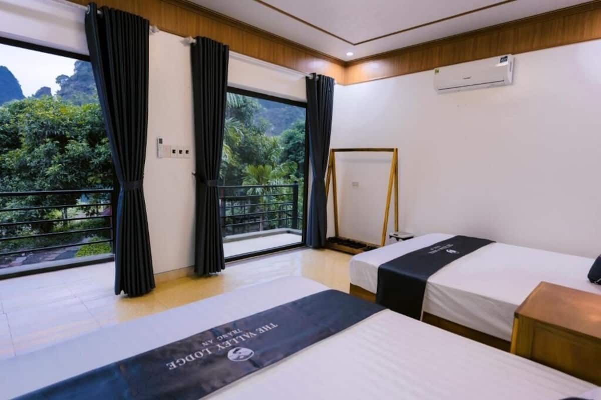 Family Room, Balcony, Mountain View | Blackout drapes, soundproofing, free WiFi, bed sheets