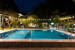 Kolam renang outdoor, dengan payung kolam renang dan kursi berjemur