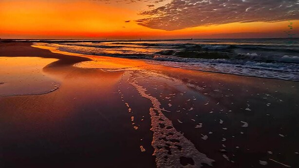 A beach at sunset with waves, a clear sky, and a distant horizon. - Amazing home in Wicie with WiFi (Wicie)