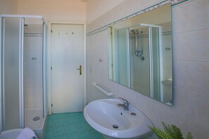 Sèche-cheveux, serviettes fournies, papier toilette