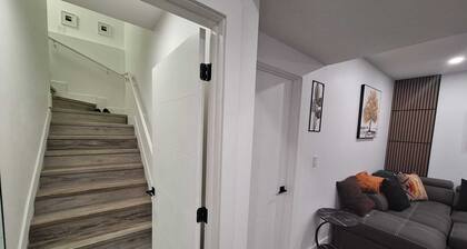 Stylish & Cozy suite; smart entry, fast WiFi, Smart TVs,King bed. Near YEG & LRC