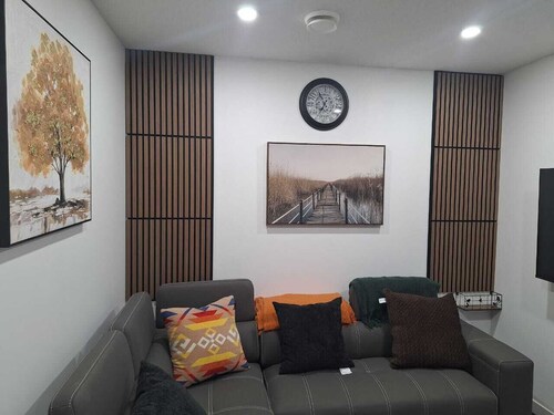 Stylish & Cozy suite; smart entry, fast WiFi, Smart TVs,King bed. Near YEG & LRC