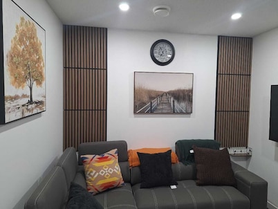 Stylish & Cozy suite; smart entry, fast WiFi, Smart TVs,King bed. Near YEG & LRC