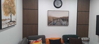 Stylish & Cozy suite; smart entry, fast WiFi, Smart TVs,King bed. Near YEG & LRC