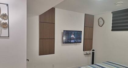 Stylish & Cozy suite; smart entry, fast WiFi, Smart TVs,King bed. Near YEG & LRC