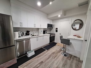 Coffee/tea maker, fridge, microwave, oven