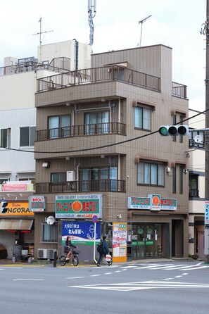 A multi-story building with commercial establishments on the ground floor, including a bistro and a clinic. - 3-Bedroom House, Near Ikebukuro and a Shopping Arcade (Nukui, Nerima City)