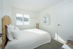 4 bedrooms, iron/ironing board, WiFi, bed sheets - Big Light House
'24 Home of Year (Snells Beach)