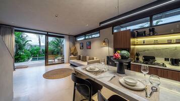 Villa Classic, vista piscina | Cucina privata | Macchina per tè/caffè, bollitore elettrico, tostapane