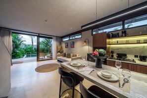 Villa Classic, vista piscina | Cucina privata | Macchina per tè/caffè, bollitore elettrico, tostapane