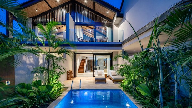 Uma casa moderna com piscina, escadaria e varanda.