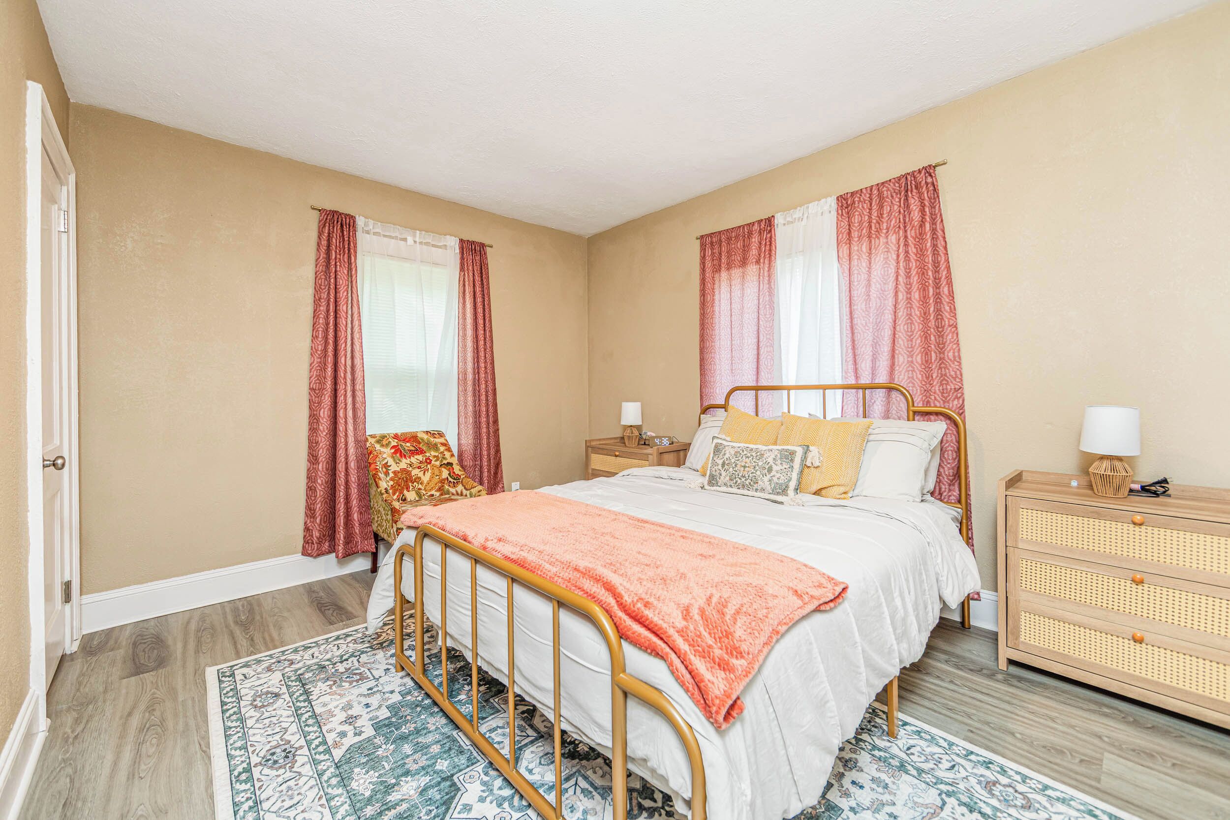 2 quartos, ferros/tábuas de passar roupa, Wi-Fi, roupa de cama