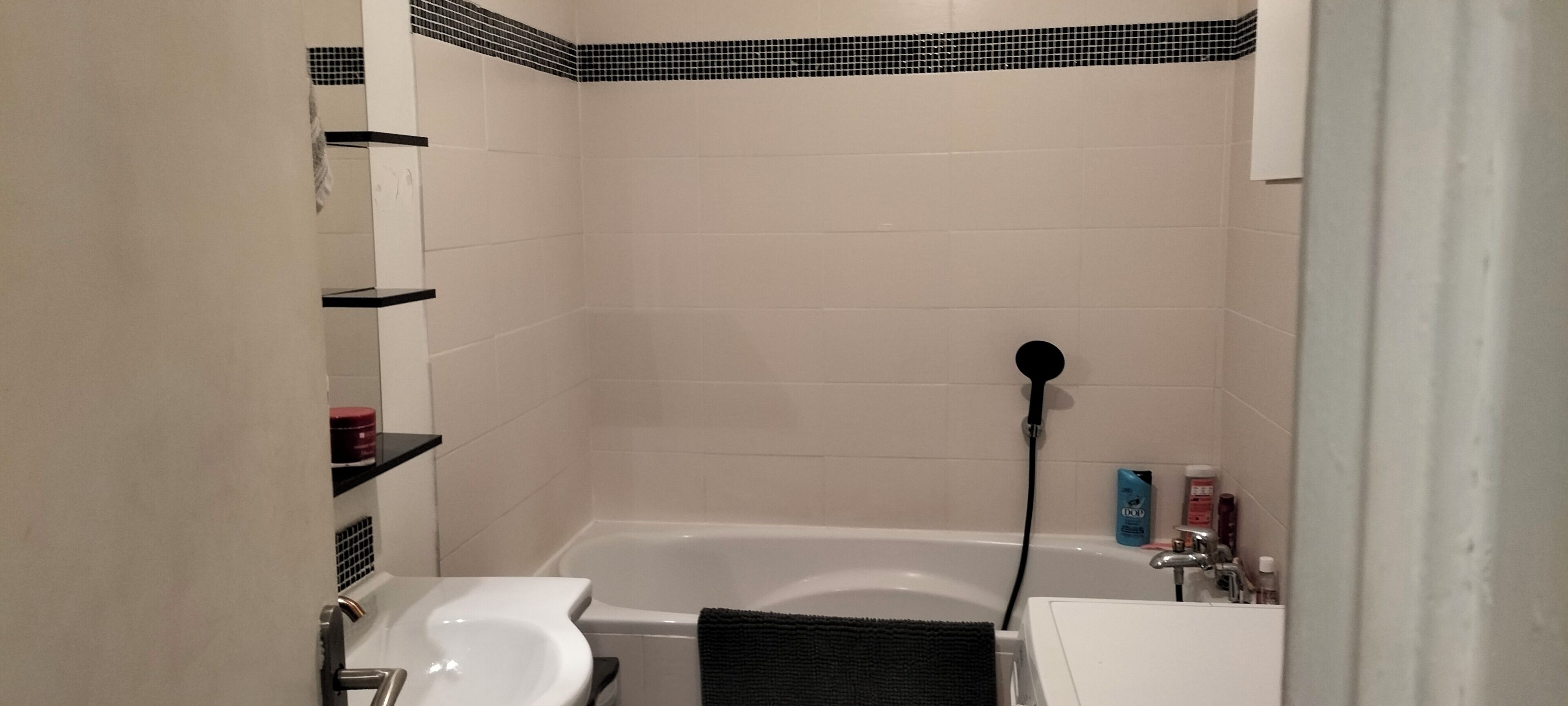 Une salle de bain équipée d’une baignoire, de toilettes et d’un espace douche.