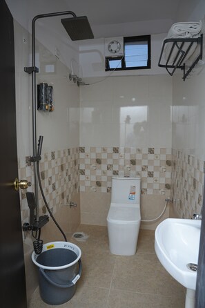 Deluxe appartement, 1 kingsize bed, airconditioning | Badkamer | Een bad, gratis toiletartikelen, zeep, shampoo