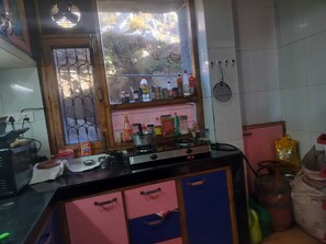Shared kitchen - Pankaj Homestay (Baldeyan)