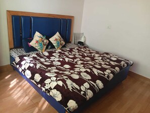 豪華客房 | 摺床/加床 (收費)、免費 Wi-Fi、床單