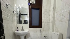 A bathroom with a sink, toilet, and shower. - Pankaj Homestay (Shimla)