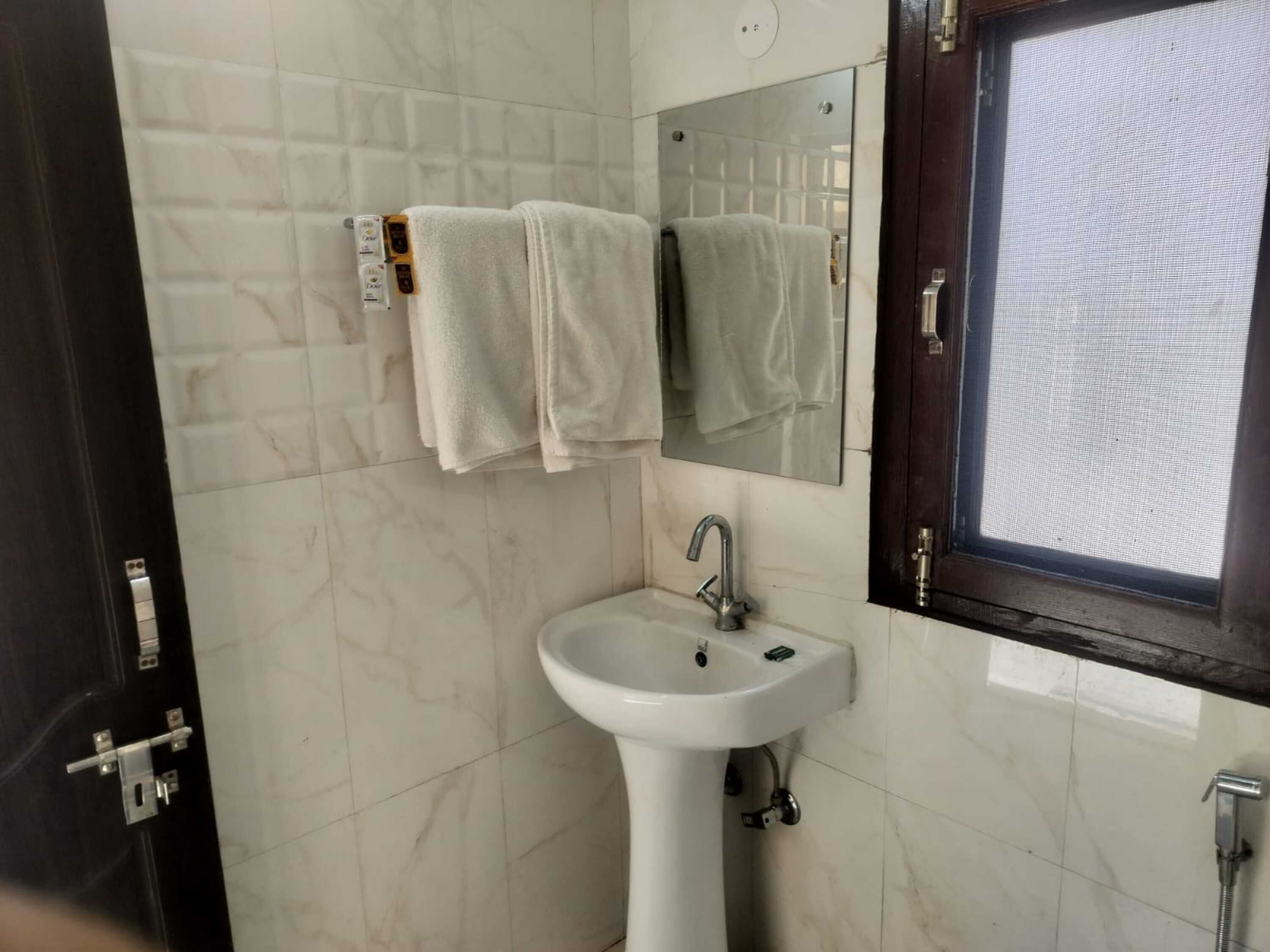 Family Room | Bathroom | Shower, free toiletries, soap, shampoo