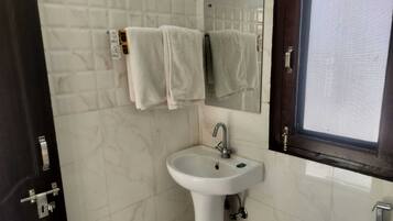 Family Room | Bathroom | Shower, free toiletries, soap, shampoo