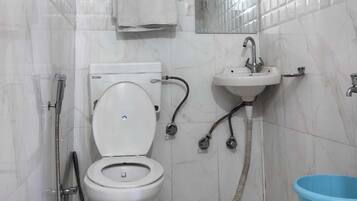 Deluxe Room | Bathroom | Shower, free toiletries, soap, shampoo