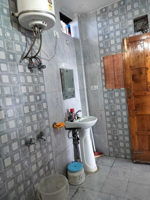 Deluxe Room | Bathroom | Shower, free toiletries, soap, shampoo - Pankaj Homestay (Shimla)