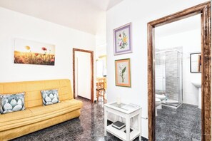 Căn hộ (Two-Bedroom Apartment)