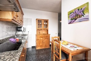 Căn hộ (Two-Bedroom Apartment)