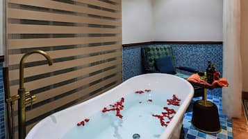 Habitación Deluxe doble, bañera de hidromasaje, vistas a la ciudad | Spa
