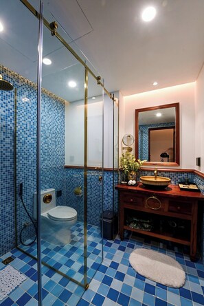 Deluxe Double Room, Hot Tub, City View | Bathroom | Free toiletries, hair dryer, slippers, towels - Vesta Boutique Rooftop Hotel (Phu Quoc)