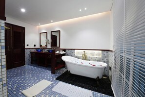 Suite, balkon, uitzicht op stad | Badkamer | Gratis toiletartikelen, een haardroger, pantoffels, handdoeken