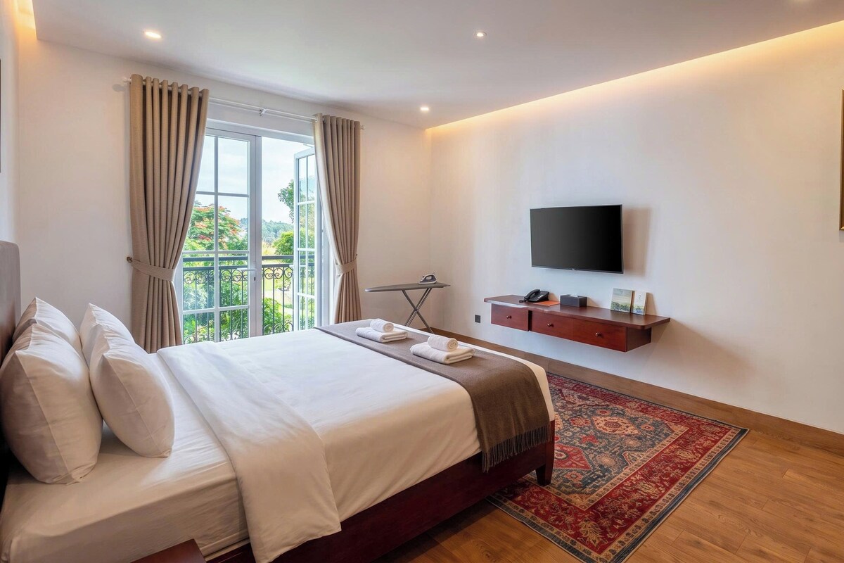 Deluxe Double Room, Balcony, City View | Peti besi dalam bilik, seterika/papan seterika, Wi-fi percuma 