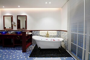 Suite, balcon, vue ville | Salle de bain | Articles de toilette gratuits, sèche-cheveux, chaussons