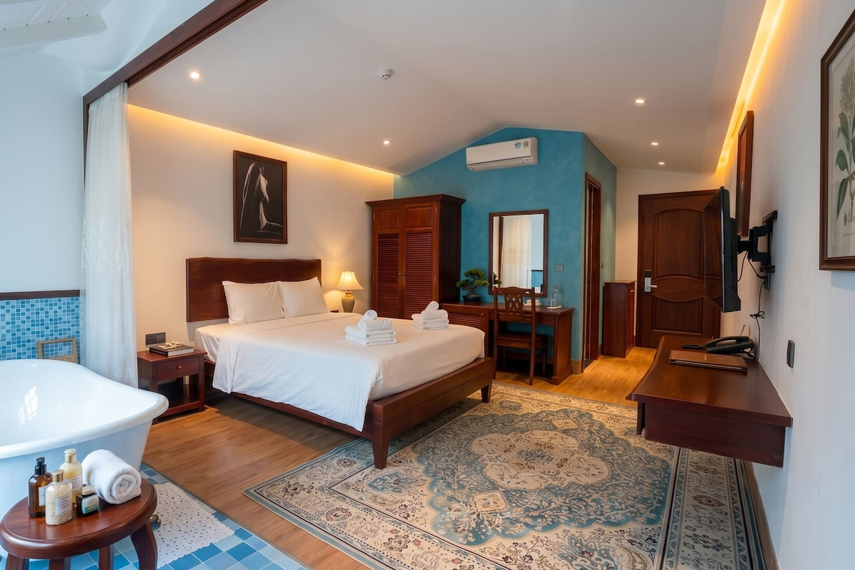 Deluxe Double Room, Hot Tub, City View | Peti besi dalam bilik, seterika/papan seterika, Wi-fi percuma 