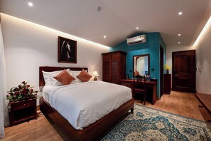 Deluxe tweepersoonskamer, balkon, uitzicht op stad | Een kluis op de kamer, een strijkplank/strijkijzer, gratis wifi