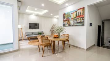 Exclusive Villa, Pool View | Dining