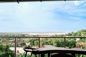 Villa de lujo, vistas a la piscina | Restaurante al aire libre